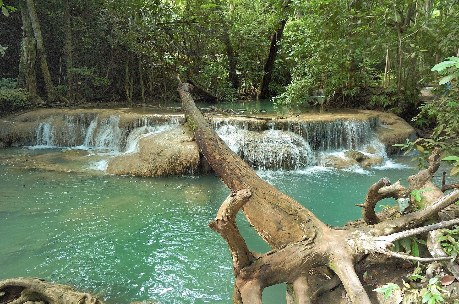 ภาพน้ำตกเอราวัณชั้นที่ 2 น้ำสีเขียวมรกต ท่ามกลางป่าธรรมชาติในจังหวัดกาญจนบุรี
