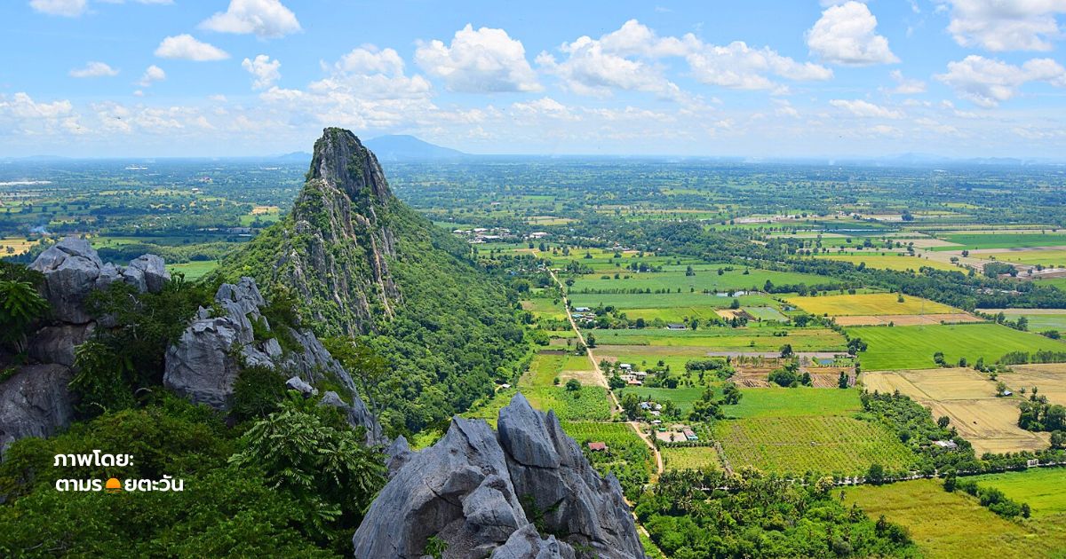 ภูเขาหินปูนเขาหน่อ จังหวัดนครสวรรค์ รายล้อมด้วยป่าเขียวและท้องฟ้าสีฟ้า